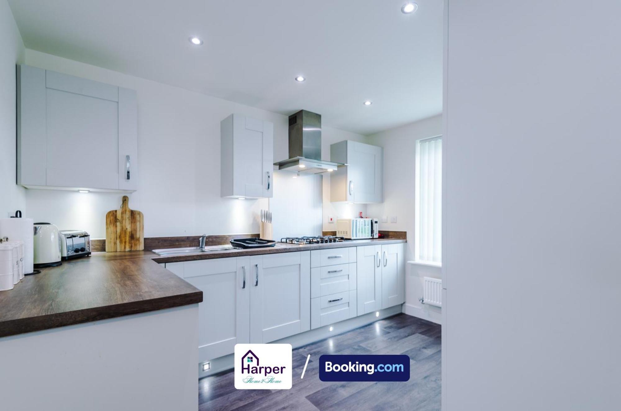 Prime Location 3 Storey By Harperletting Short Lets & Serviced Accommodation Chester With Driveway Long Or Short Stays Hough Green Exterior foto